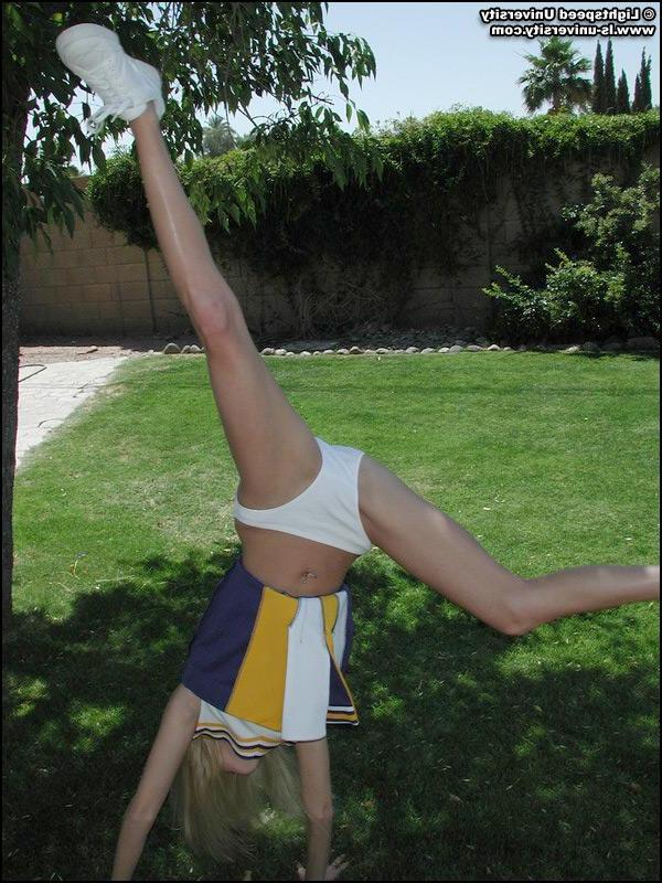 20P Pictures of a hot cheerleader doing her moves