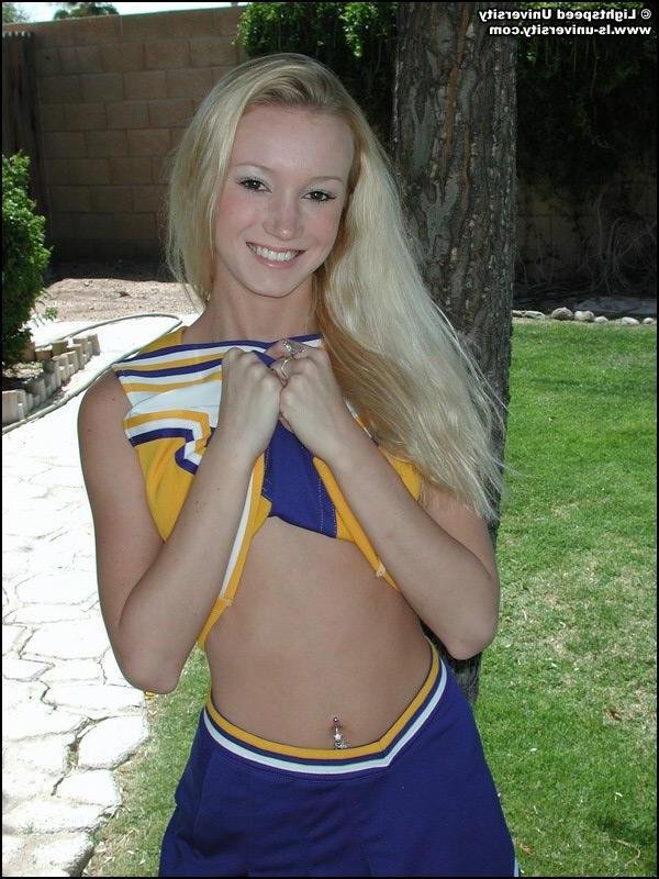 20P Pictures of a hot cheerleader doing her moves