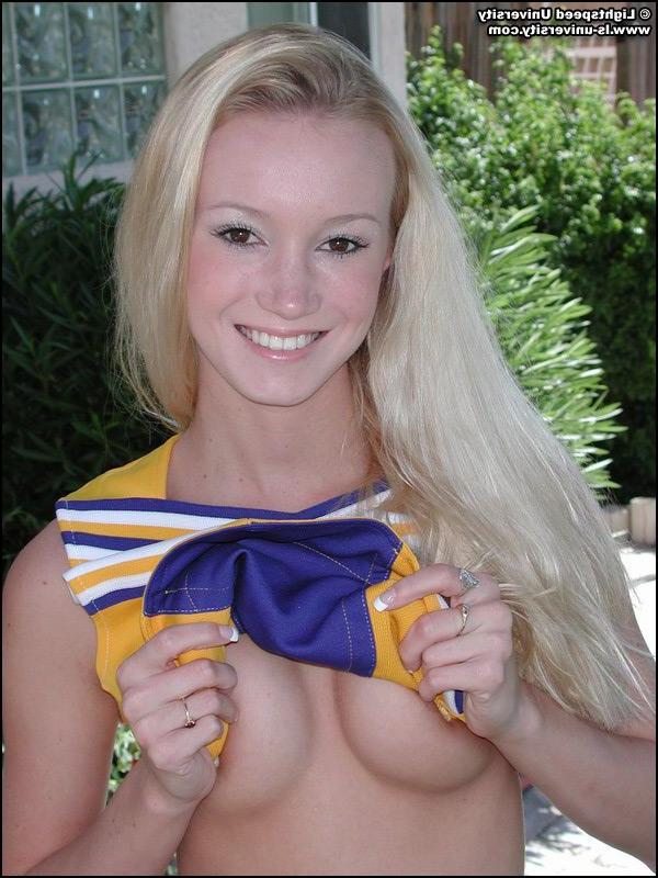 20P Pictures of a hot cheerleader doing her moves