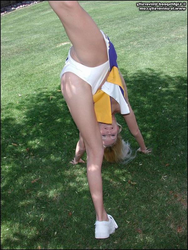20P Pictures of a hot cheerleader doing her moves