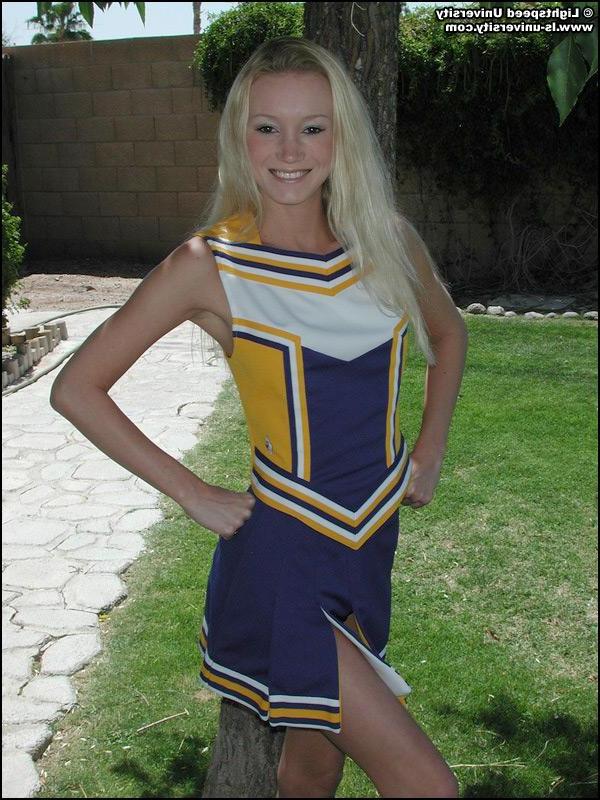 20P Pictures of a hot cheerleader doing her moves