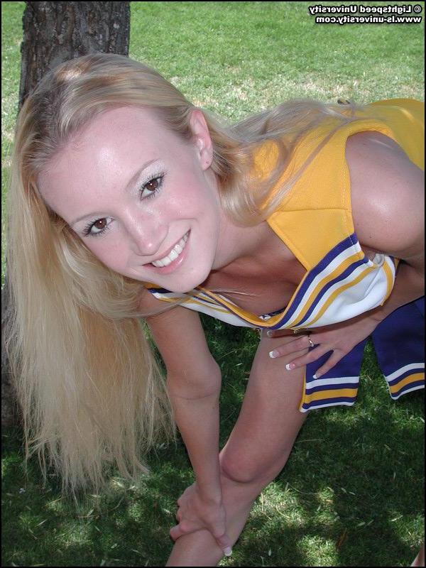 20P Pictures of a hot cheerleader doing her moves