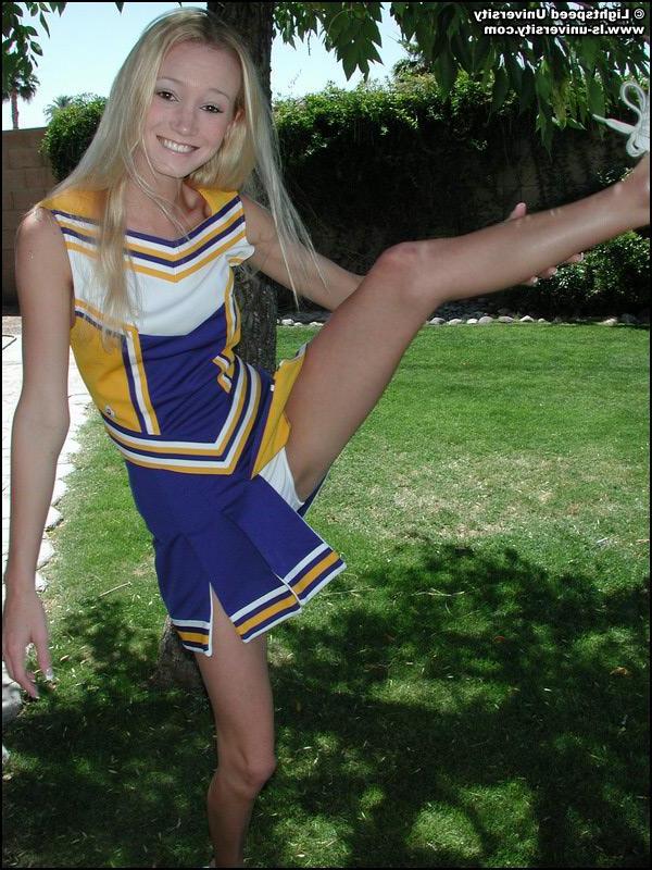20P Pictures of a hot cheerleader doing her moves