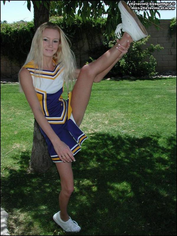 20P Pictures of a hot cheerleader doing her moves