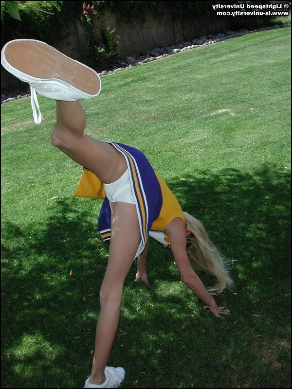 20P Pictures of a hot cheerleader doing her moves