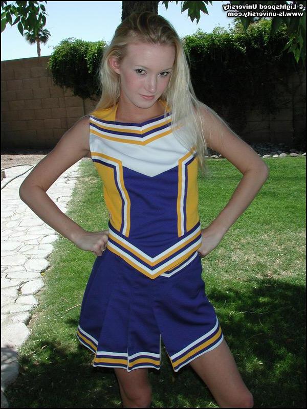 20P Pictures of a hot cheerleader doing her moves