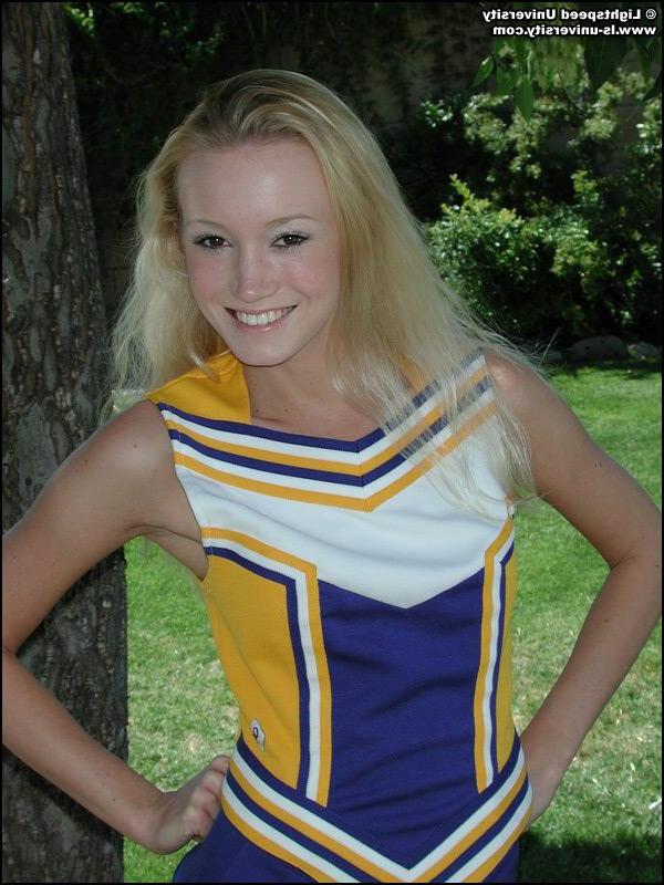20P Pictures of a hot cheerleader doing her moves