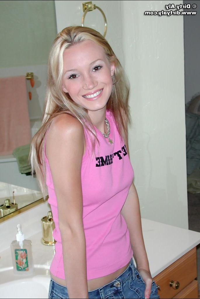 20P Pictures of Dirty Aly stripping in the bathroom