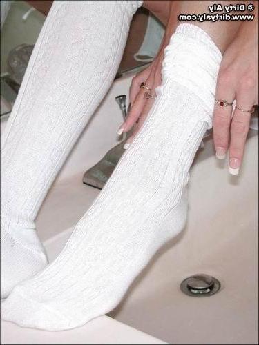 15P Dirty aly gets naked in the bathroom