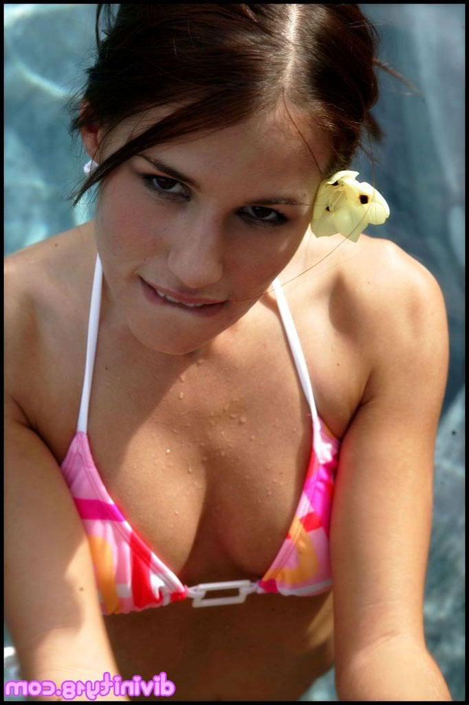 20P Pictures of Divinity 18 in a sexy bikini