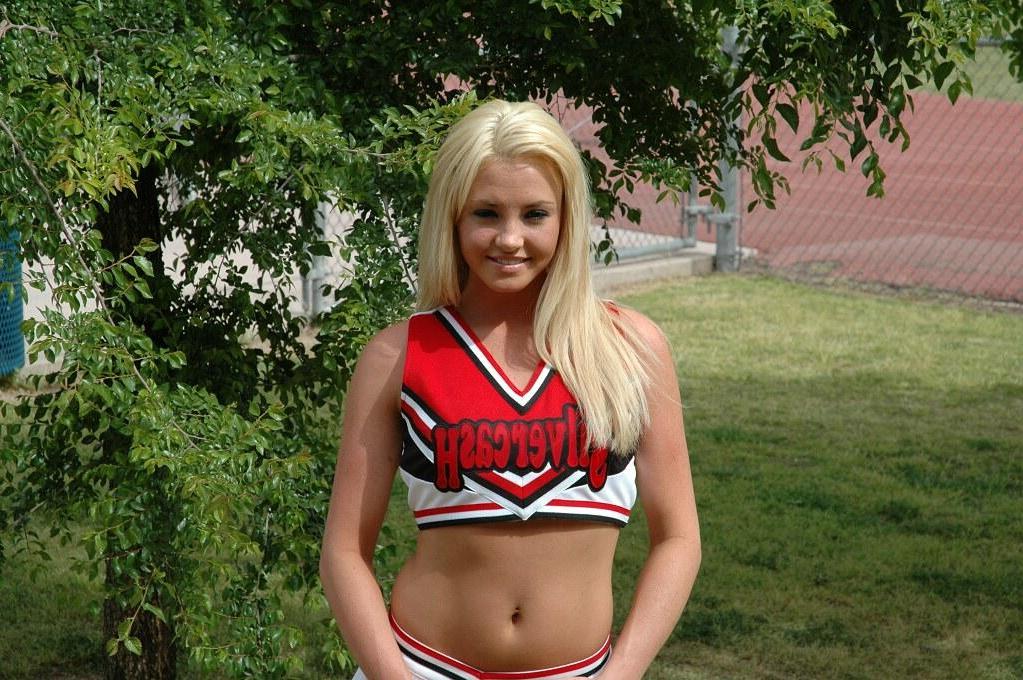 16P Pictures of Dream Kelly cheering at her high school