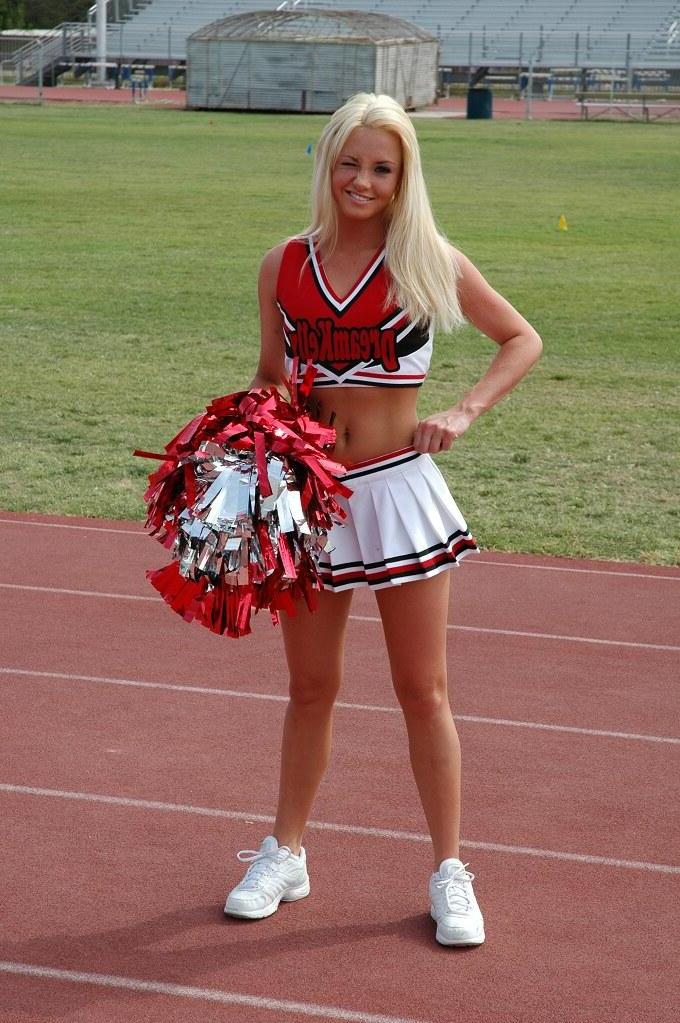 16P Pictures of Dream Kelly cheering at her high school