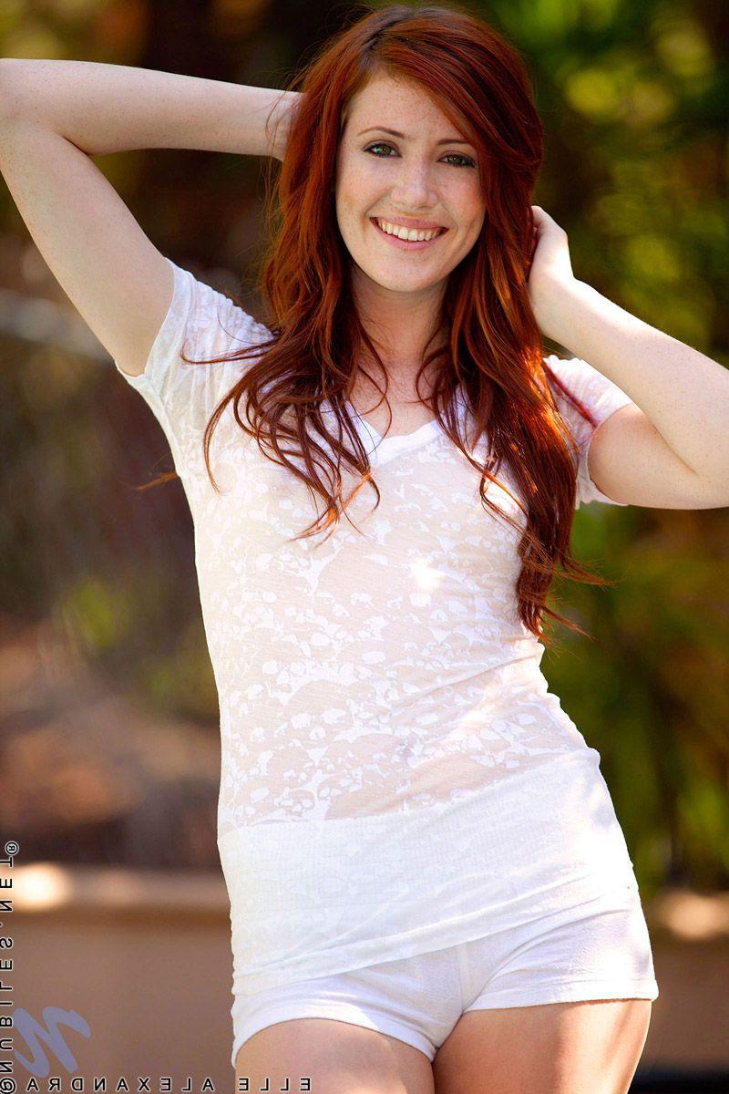 20P Pictures of Elle Alexandra giving you a striptease