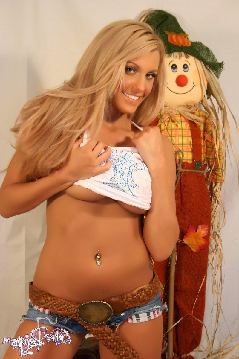 15P Pictures of teen Ember Reigns giving thanks to all the horny guys out there