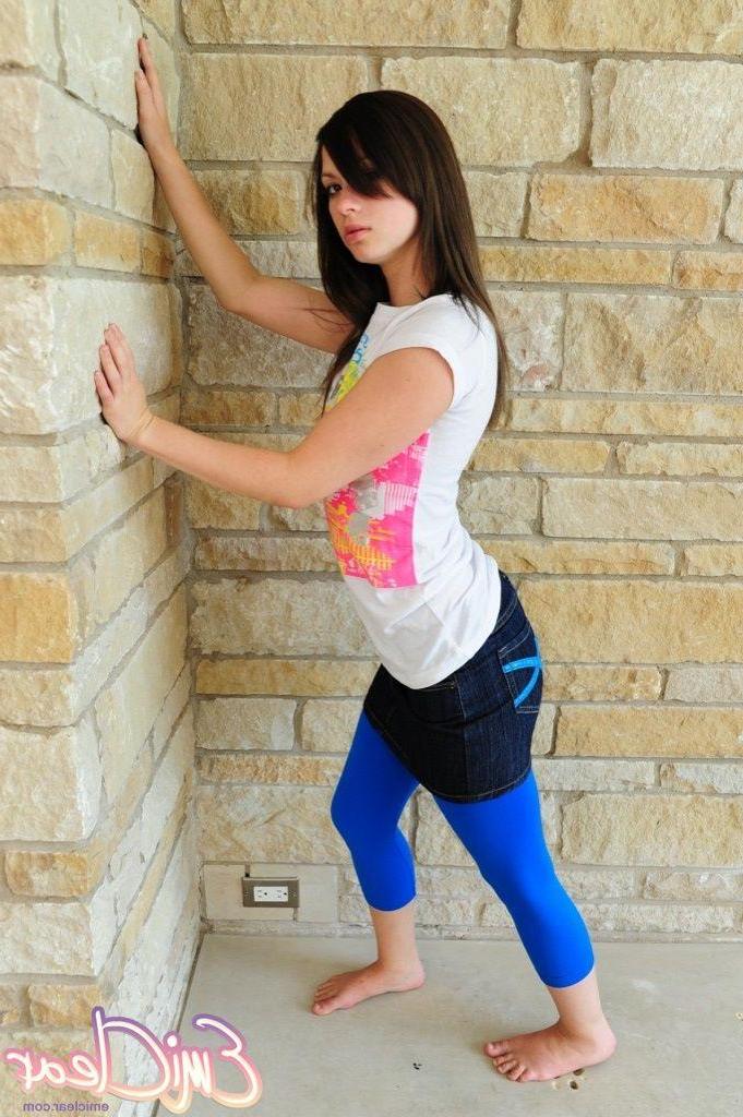 20P Pictures of teen model Emi Clear stripping nude for you