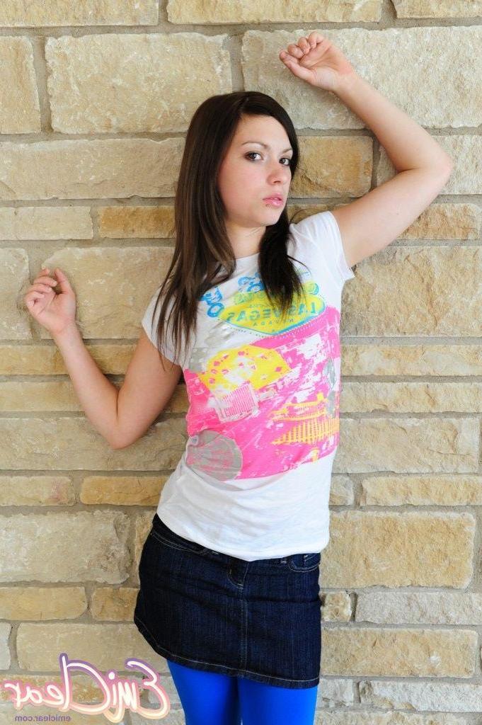 20P Pictures of teen model Emi Clear stripping nude for you