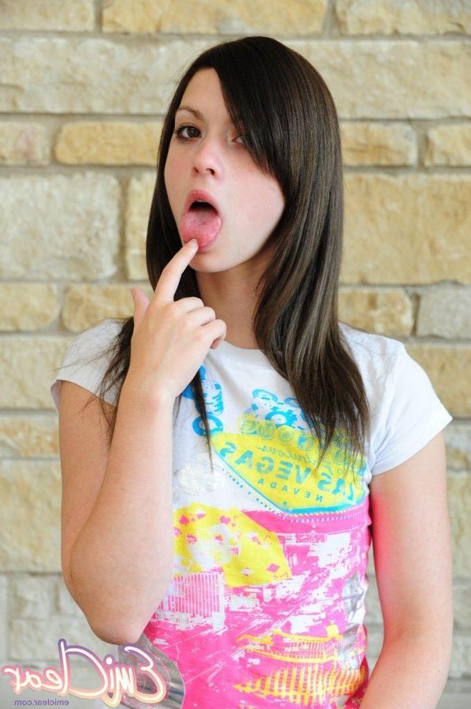 20P Pictures of teen model Emi Clear stripping nude for you