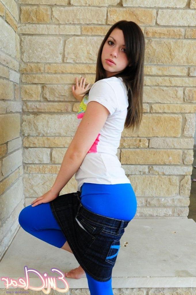 20P Pictures of teen model Emi Clear stripping nude for you