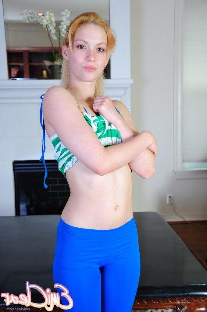 20P Pictures of teen model Emi Clear playing with her pussy