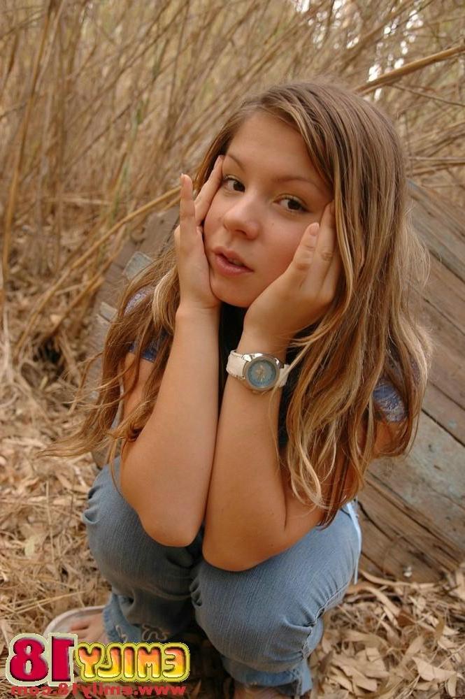 15P Pictures of Emily teasing outside in tight jeans