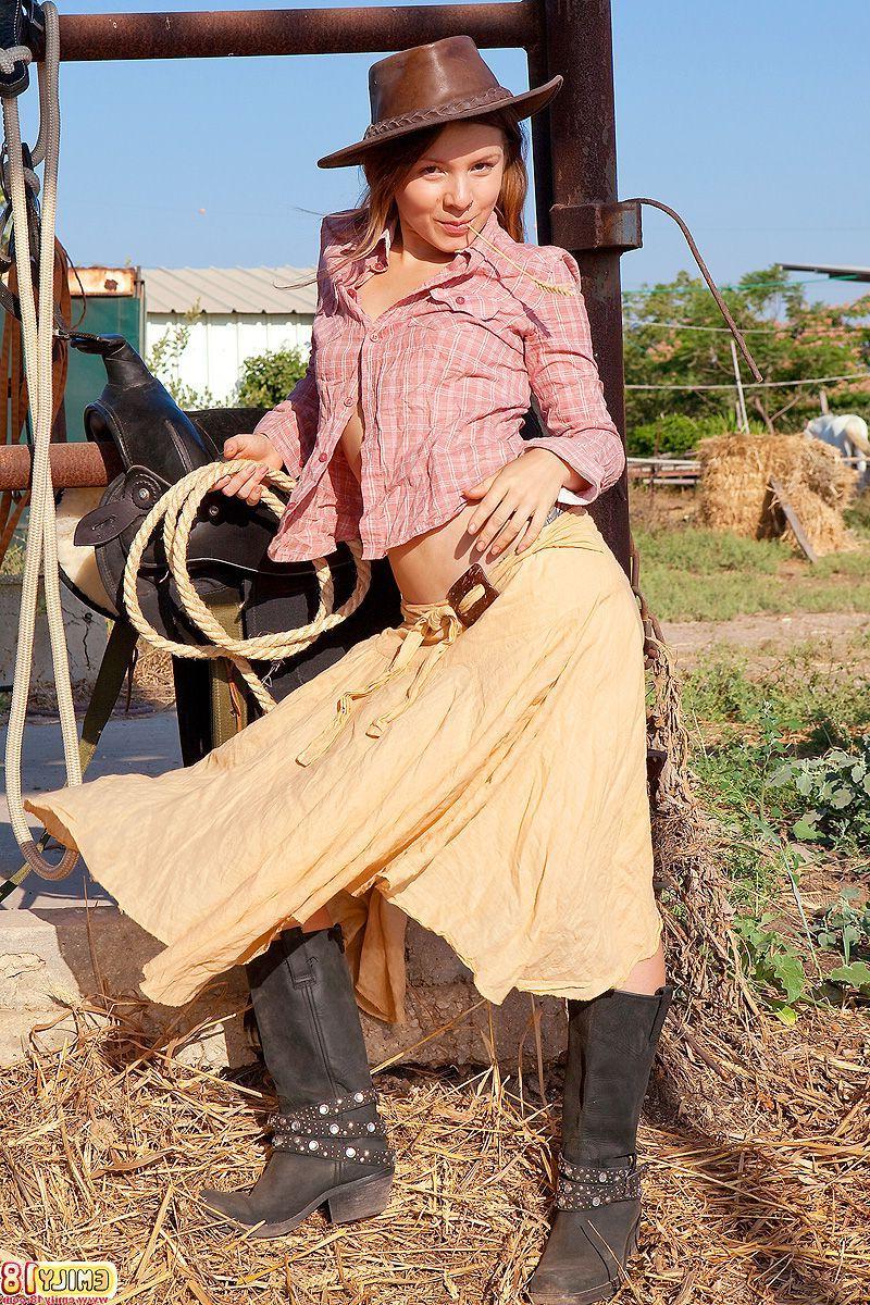 15P Pictures of teen Emily 18 getting naked on a farm