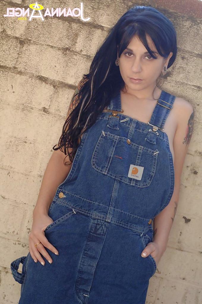 16P Milf babe Joanna Angel reveals her amateur big tits in a jeans outfit