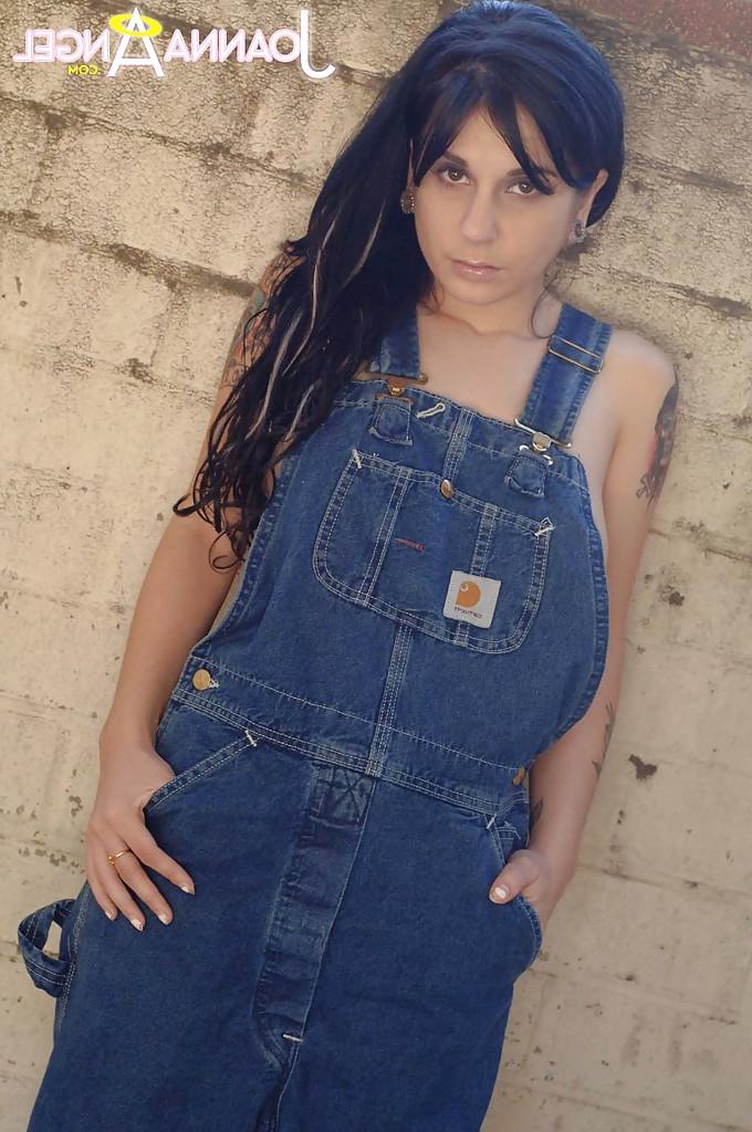 16P Milf babe Joanna Angel reveals her amateur big tits in a jeans outfit