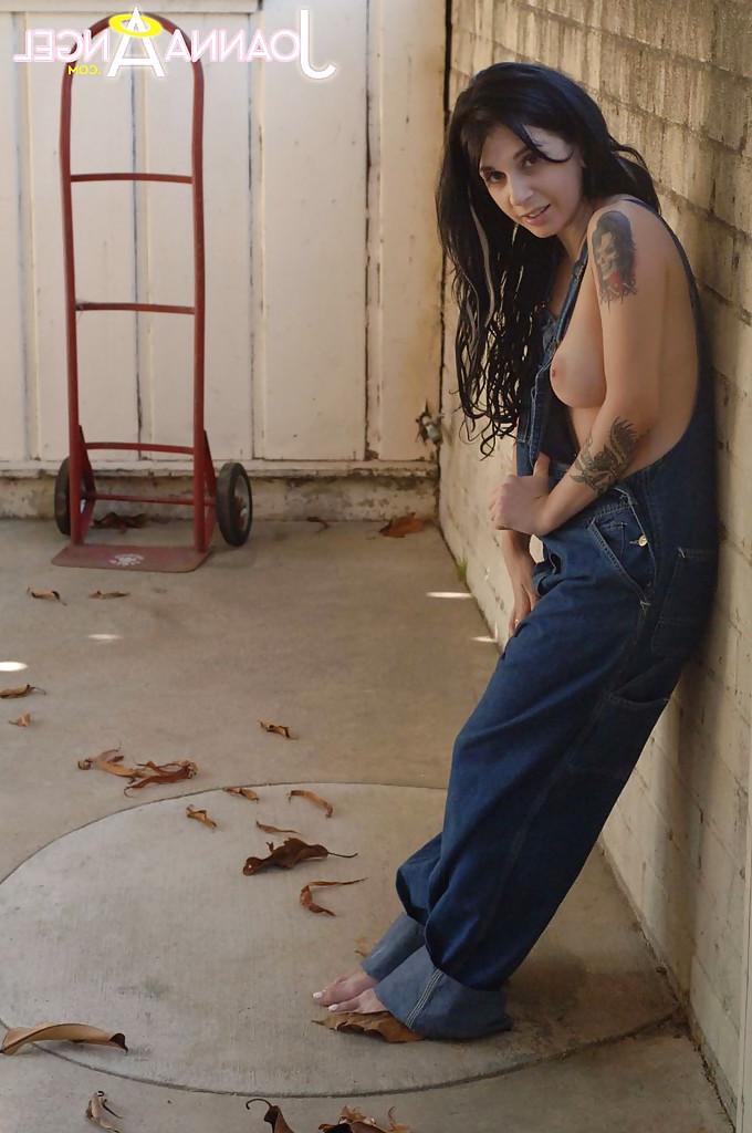 16P Milf babe Joanna Angel reveals her amateur big tits in a jeans outfit