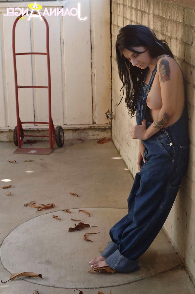 16P Milf babe Joanna Angel reveals her amateur big tits in a jeans outfit
