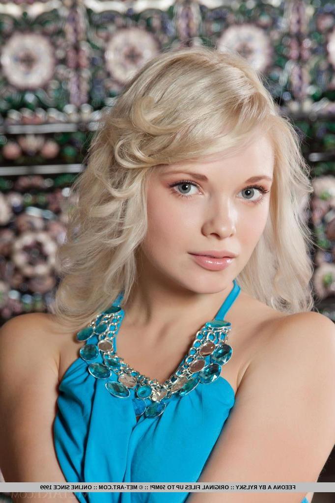 18P Blonde hottie Feeona A exposes her tight pussy just for you