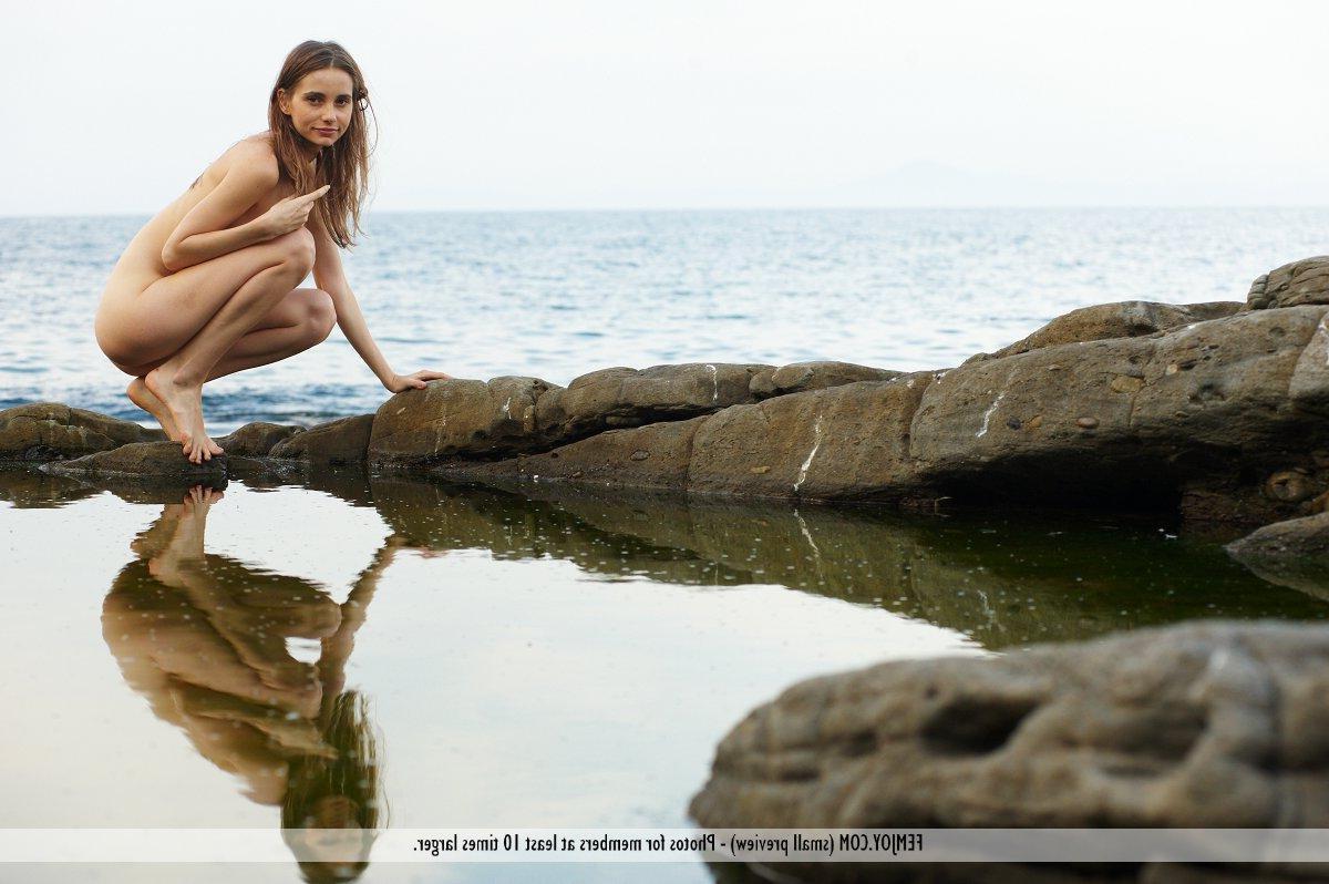 16P Pictures of thin teen Fibby going naked on the beach