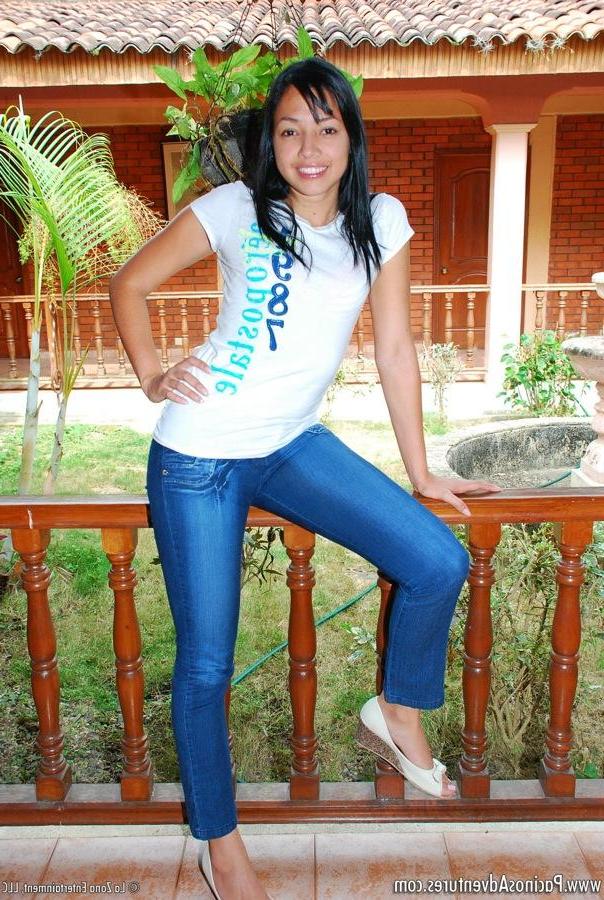 15P Pictures of Gina peeling off her jeans to masturbate in the back yard