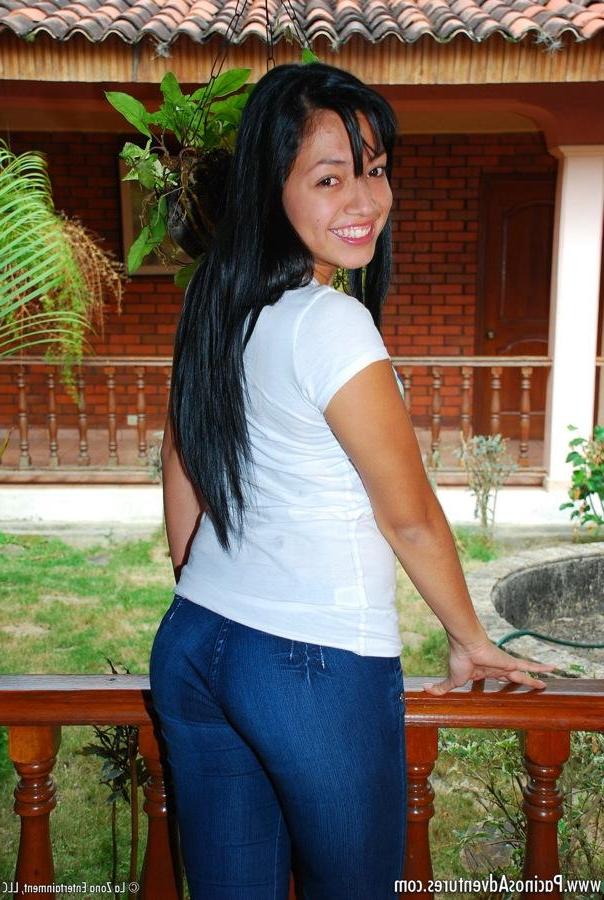15P Pictures of Gina peeling off her jeans to masturbate in the back yard
