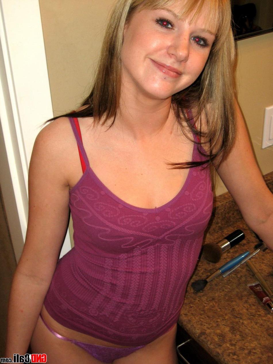 16P Pictures of GND Cali washing herself in the bathroom