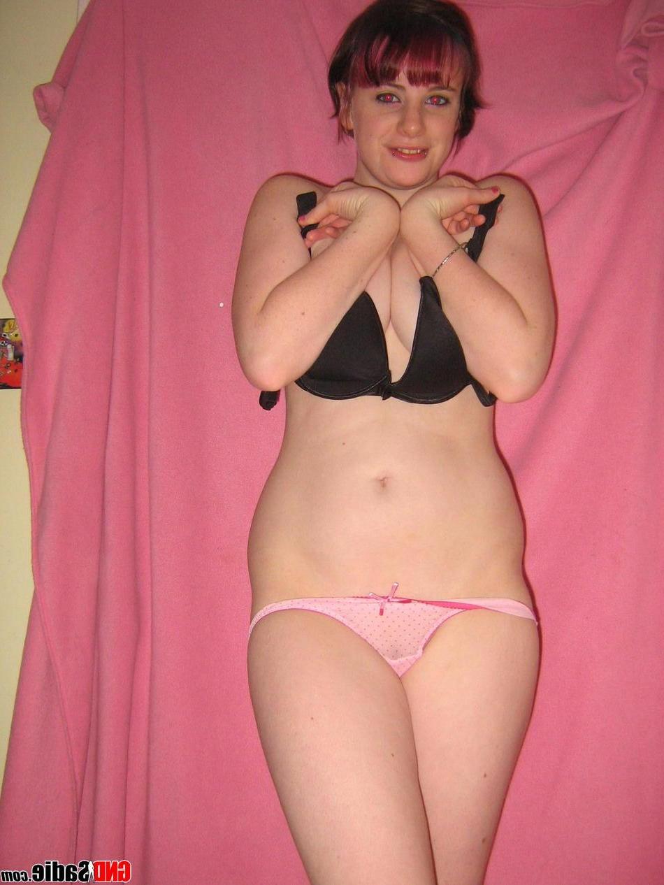 16P Pictures of teen babe GND Sadie giving you a hot tease