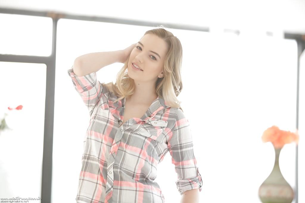 16P Blonde girl next door Kenna James stripping off jeans on way to posing nude