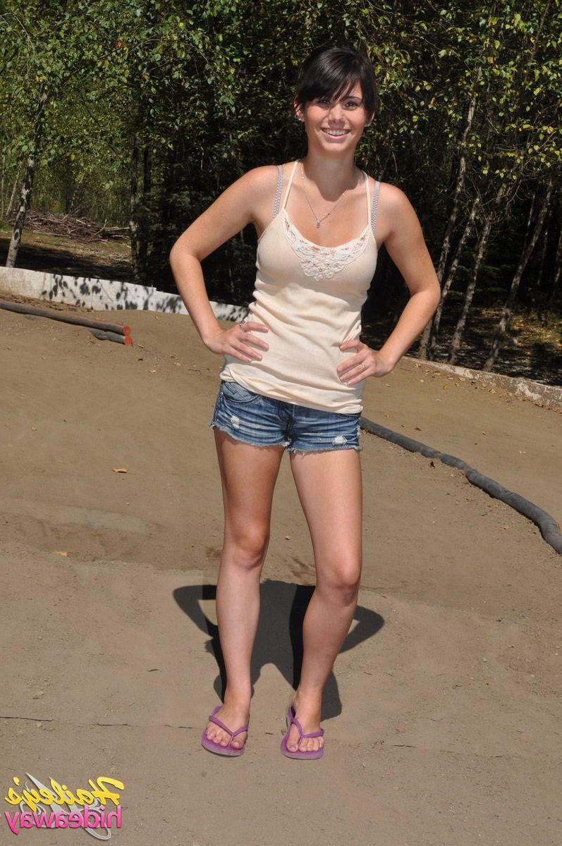 20P Pictures of teen Hailey's Hideaway giving you a tease outside