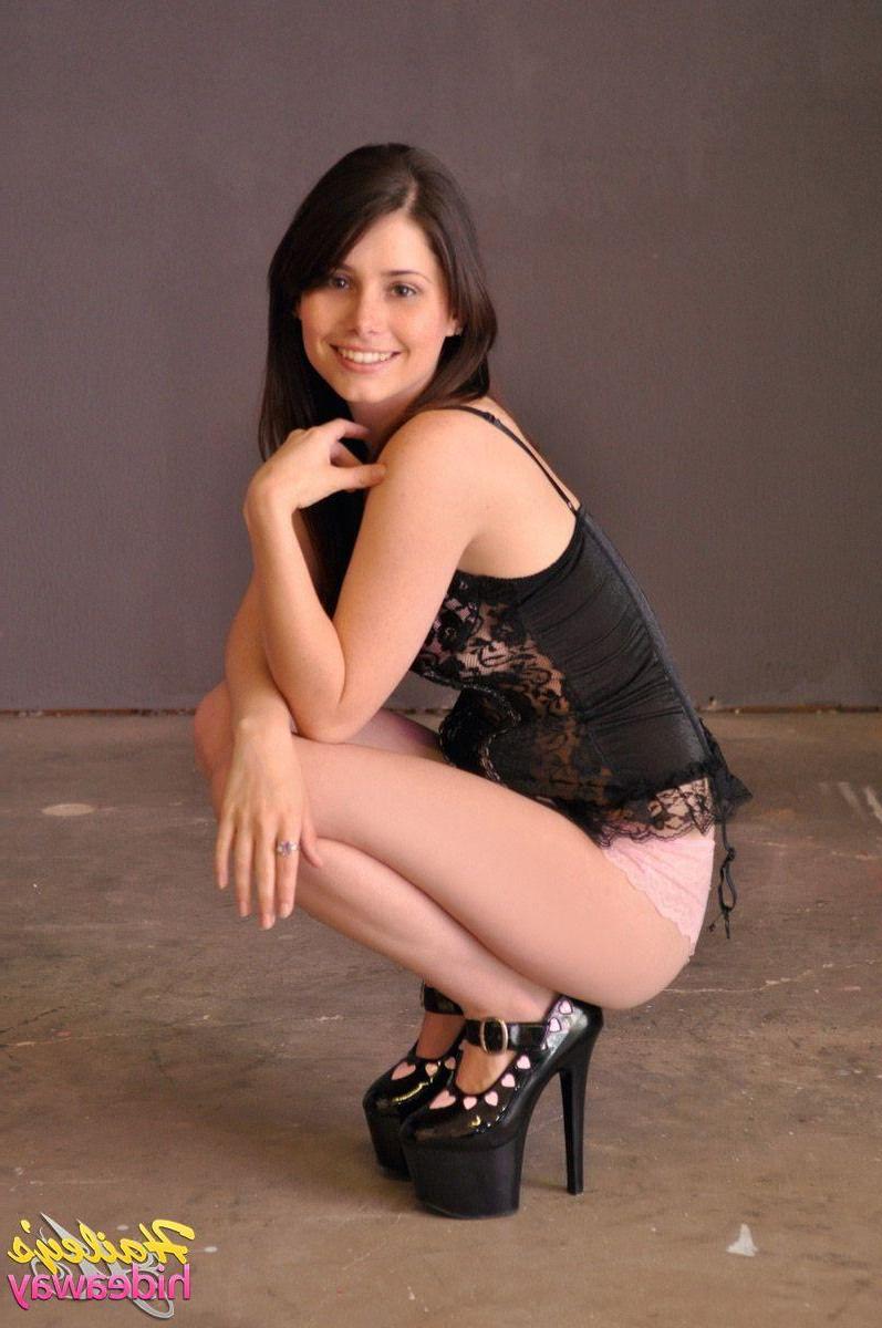 20P Pictures of Hailey's Hideaway giving you a sexy striptease