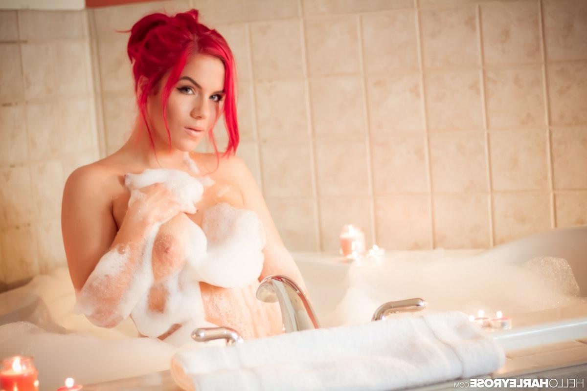 15P Harley Rose plays in the tub and pours hot wax on her tits