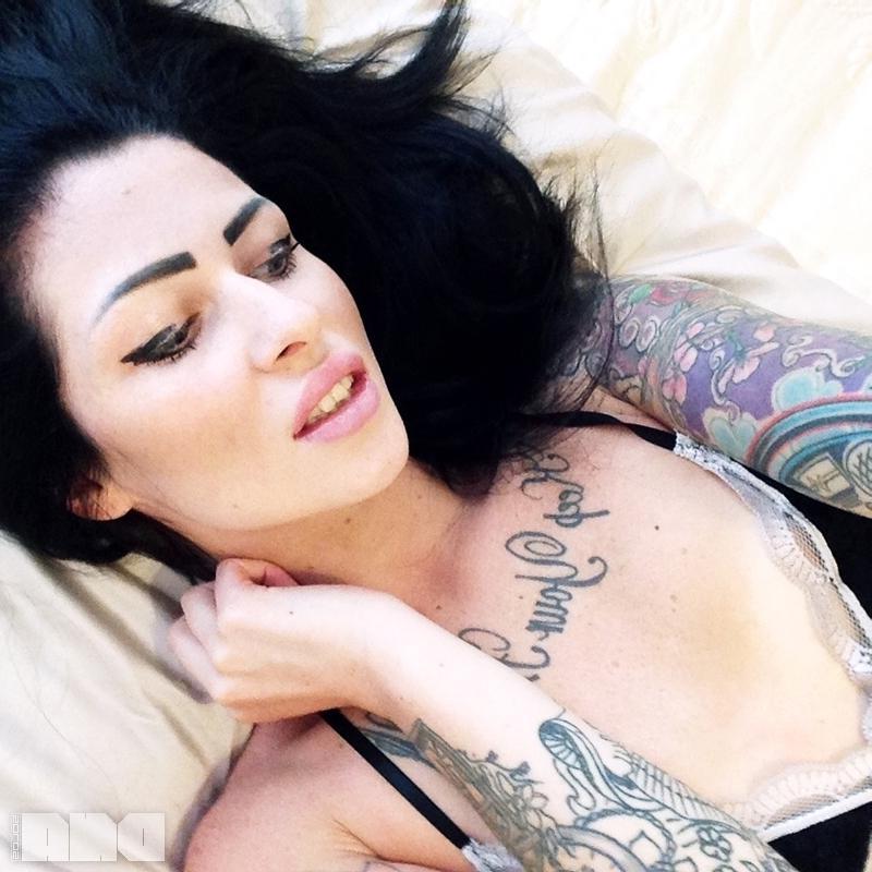 15P Hot alt model Harri Kate shows you her boobs in bed