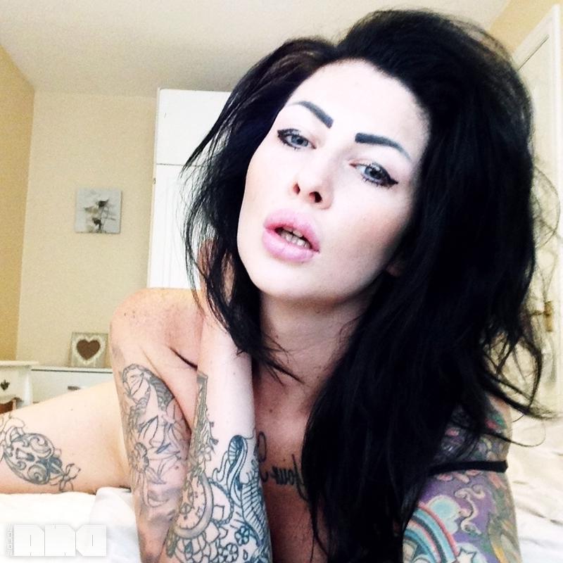 15P Hot alt model Harri Kate shows you her boobs in bed