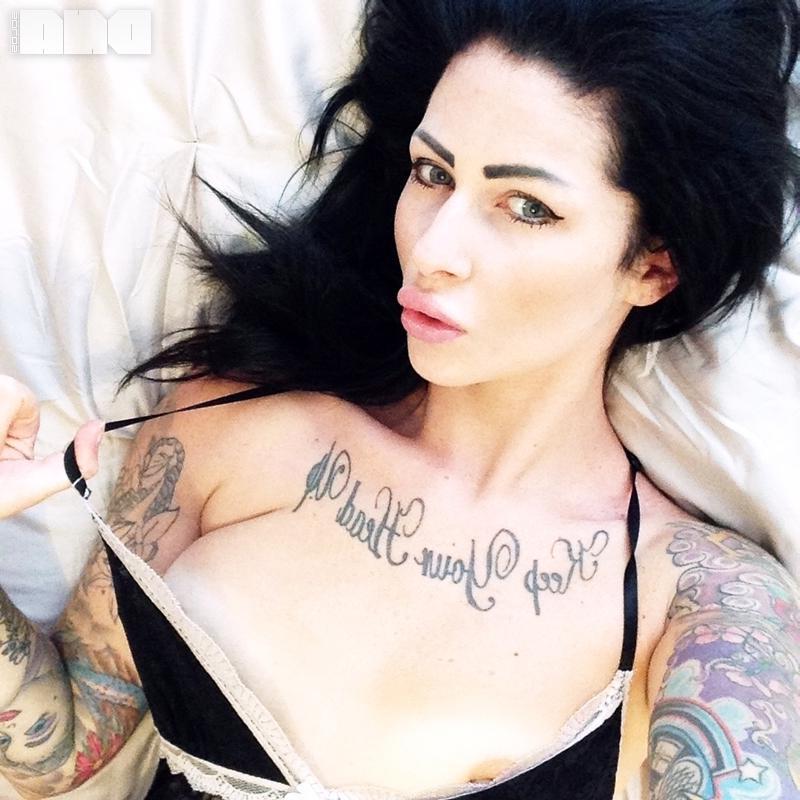 15P Hot alt model Harri Kate shows you her boobs in bed