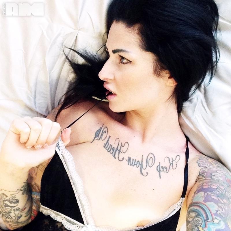 15P Hot alt model Harri Kate shows you her boobs in bed