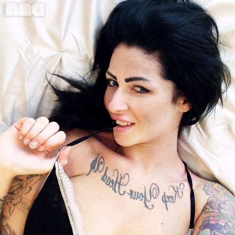 15P Hot alt model Harri Kate shows you her boobs in bed