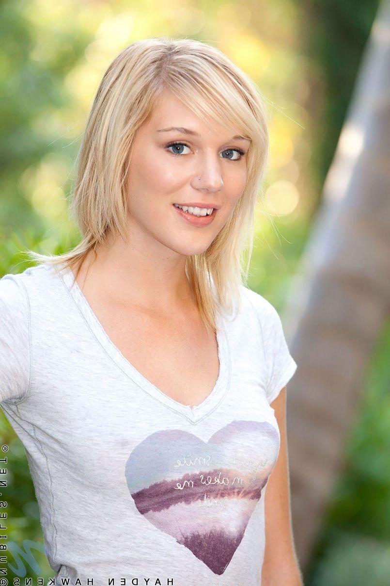 15P Pictures of Hayden Hawkens giving a hot nonnude tease