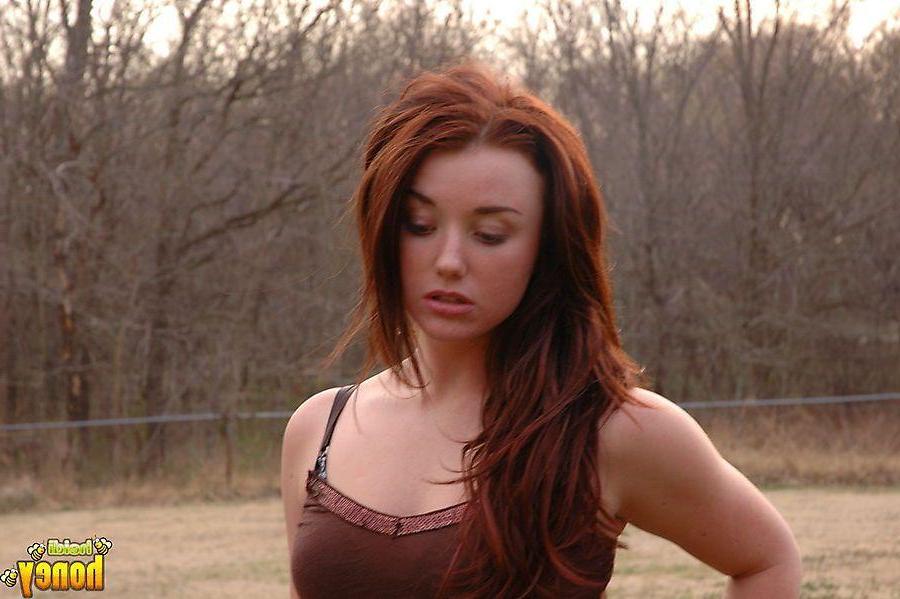 20P Pictures of teen babe Heidi giving you a nonnude tease