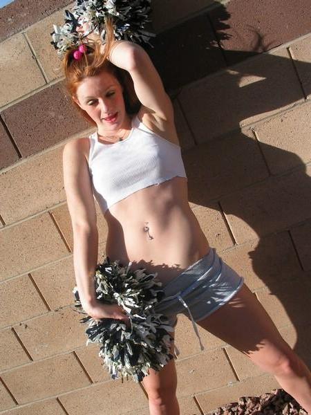 17P Pictures of teen babe Honey's Buns giving you a cheer