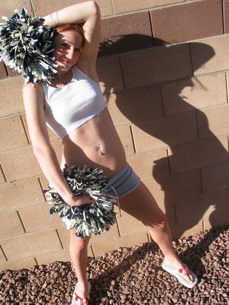 17P Pictures of teen babe Honey's Buns giving you a cheer