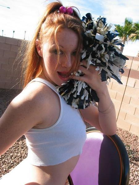17P Pictures of teen babe Honey's Buns giving you a cheer