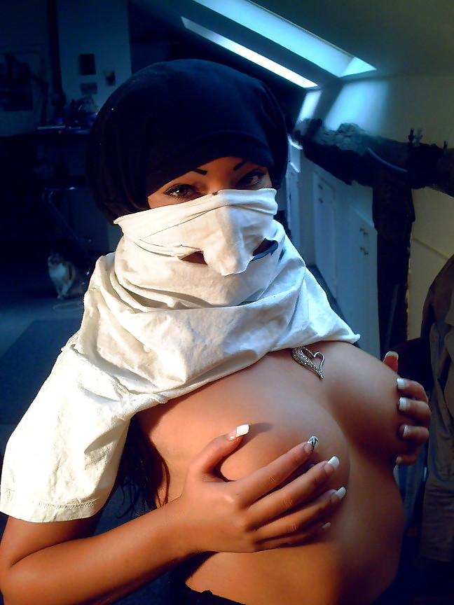 22P BEAUTIFUL ARABIAN SLUTS - SHERIFA